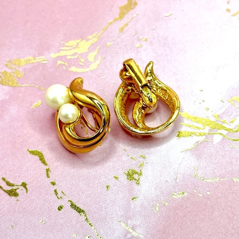 Avon Women's Vintage Goldtone Swirl Faux Pearl Clip on Earrings - Picture 2 of 5